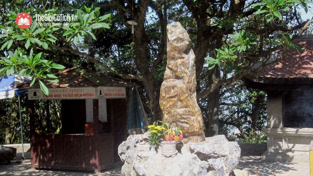 Cột đá thề ở Đền Hùng